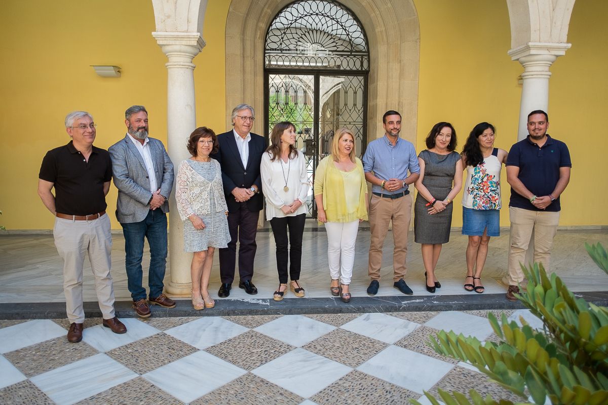 El nuevo gobierno municipal de Jerez al completo. FOTO: MANU GARCÍA.
