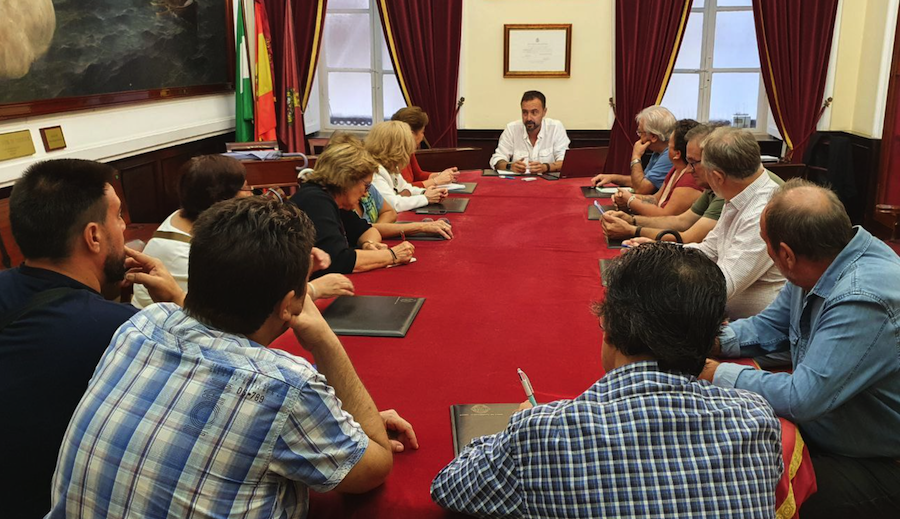 El presidente de Eléctrica de Cádiz, reunido con representantes vecinales.