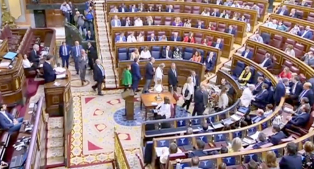 Momento en el que diputados de Vox entran tarde al Congreso de los Diputados. Momento en el que diputados de Vox entran tarde al Congreso de los Diputados.