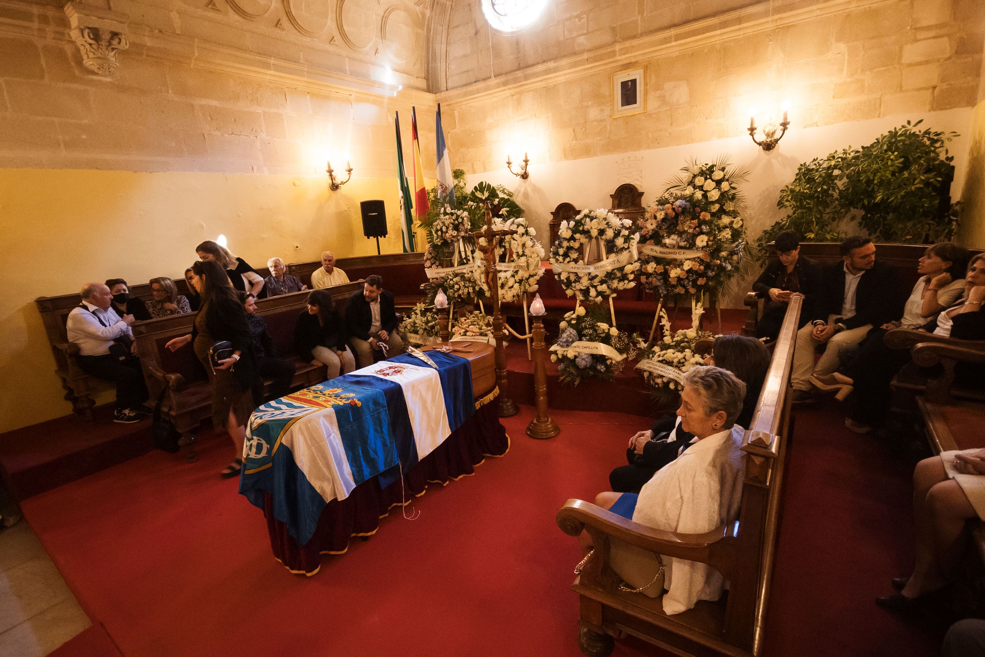La capilla ardiente de Rafa Verdú en el Cabildo Viejo del Ayuntamiento de Jerez.