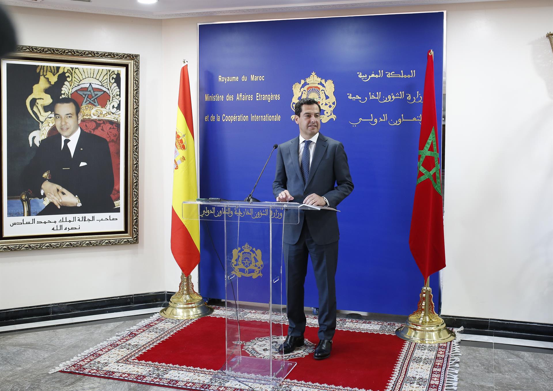 Juanma Moreno, presidente de la Junta, compareciendo ante los medios en su visita institucional al Reino de Marruecos. FOTO: MARÍA JOSÉ LÓPEZ. EUROPA PRESS.