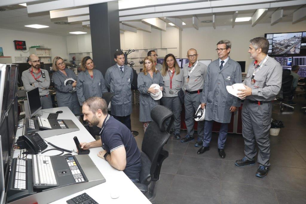 El consejero de Política Industrial y Energía, Jorge Paradela, en su visita a Cepsa