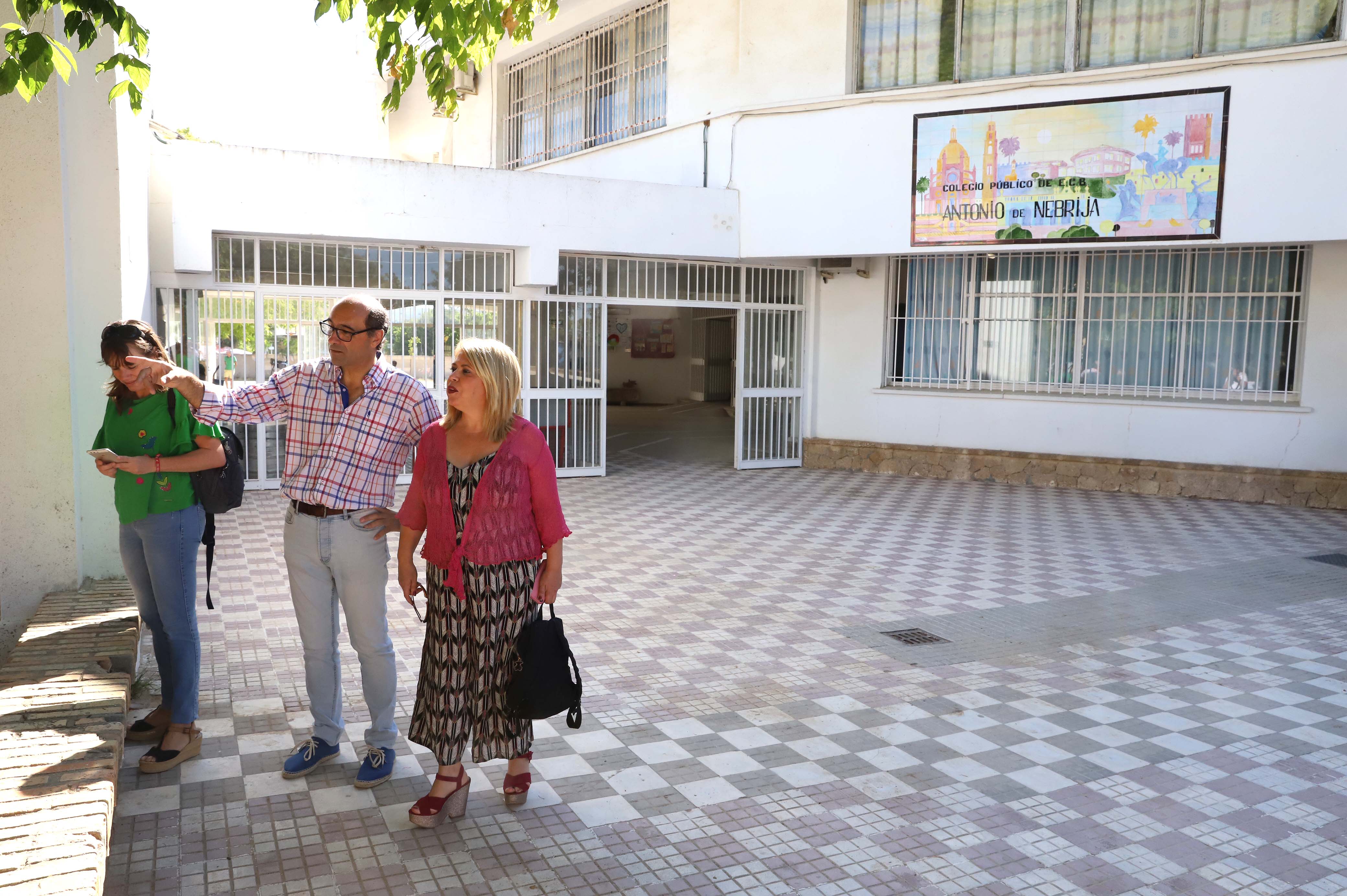 Un momento de la visita al colegio Antonio de Nebrija de la alcaldesa de Jerez.