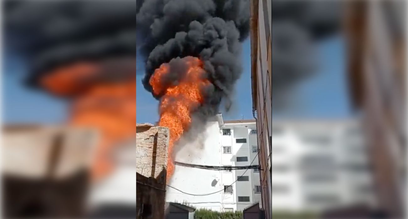 Las tremendas llamas que ha dejado el incendio de un transformador en Ubrique.