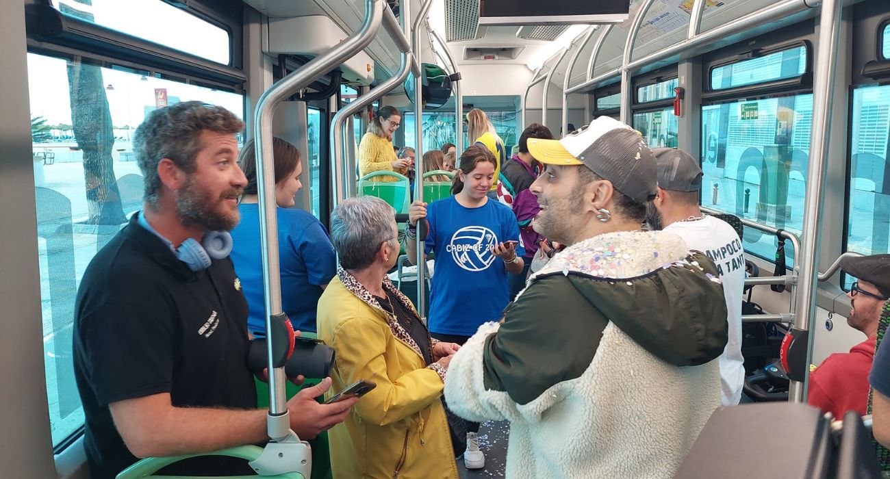 Un grupo de pasajeros probando los nuevos autobuses híbridos que han llegado a Cádiz.