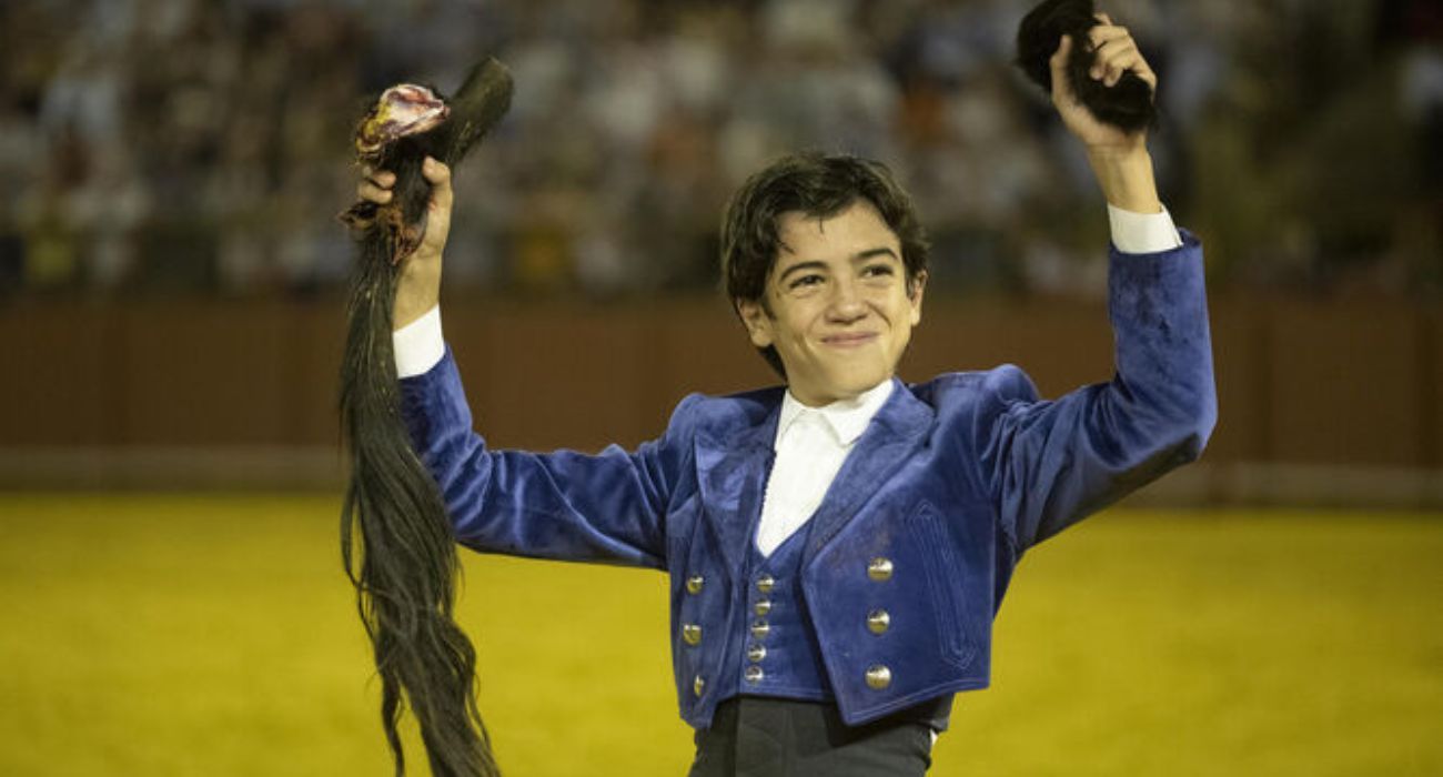 Marco Pérez, con las dos orejas y el rabo que ha logrado en la Maestranza de Sevilla.