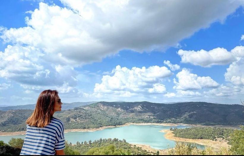 Lara Álvarez ante el lago de Castellar. INSTAGRAM