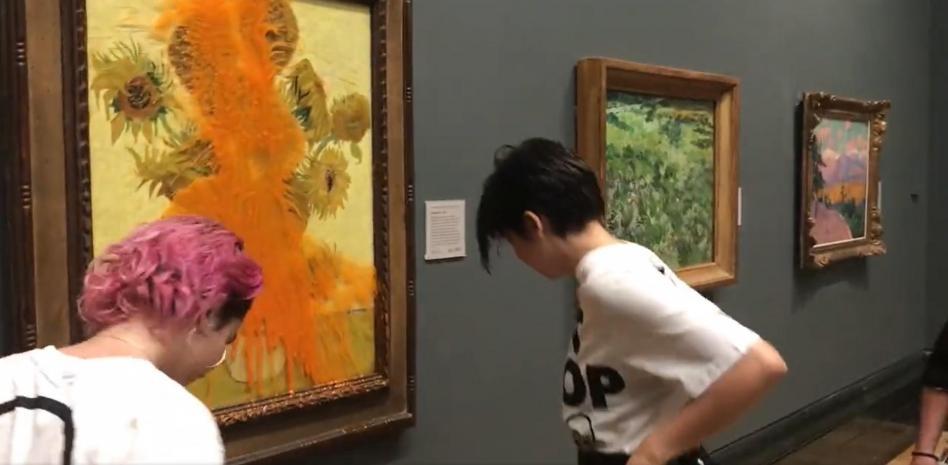 Ecologistas tiran un bote de tomate al cuadro de 'Los girasoles' de Van Gogh como protesta.