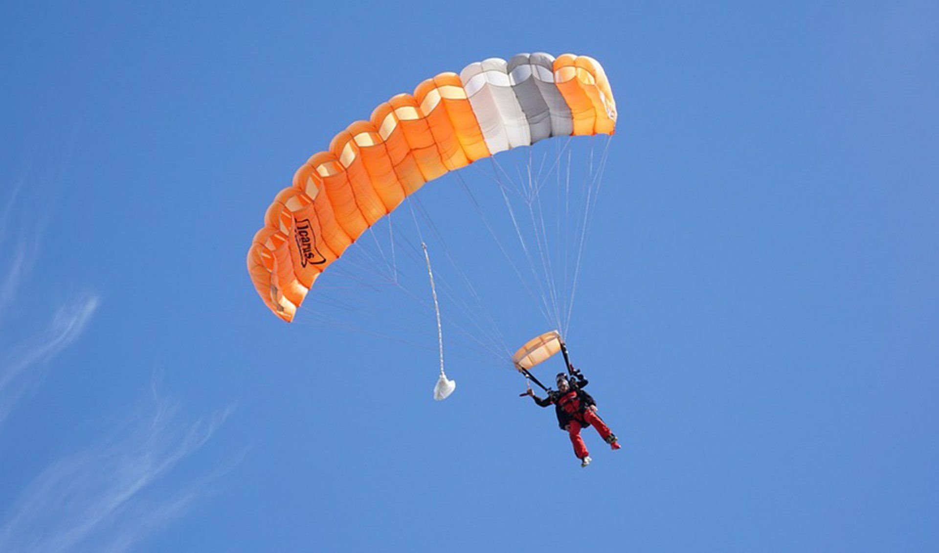 Imagen de archivo de un paracaidista. - JUNTA DE ANDALUCIA