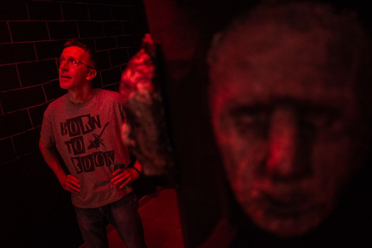 Manolo del Valle en el interior de su exposición 'Máscaras y escombros', en la Sala Tragaluz. FOTO: MANU GARCÍA. 
