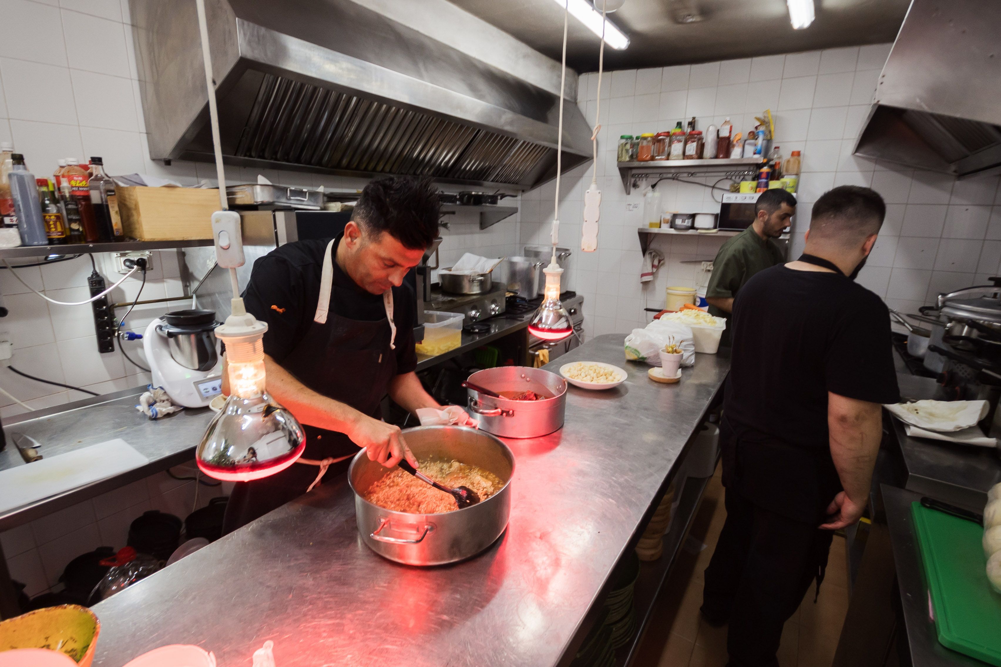 José Luis prepara arroz en la olla.