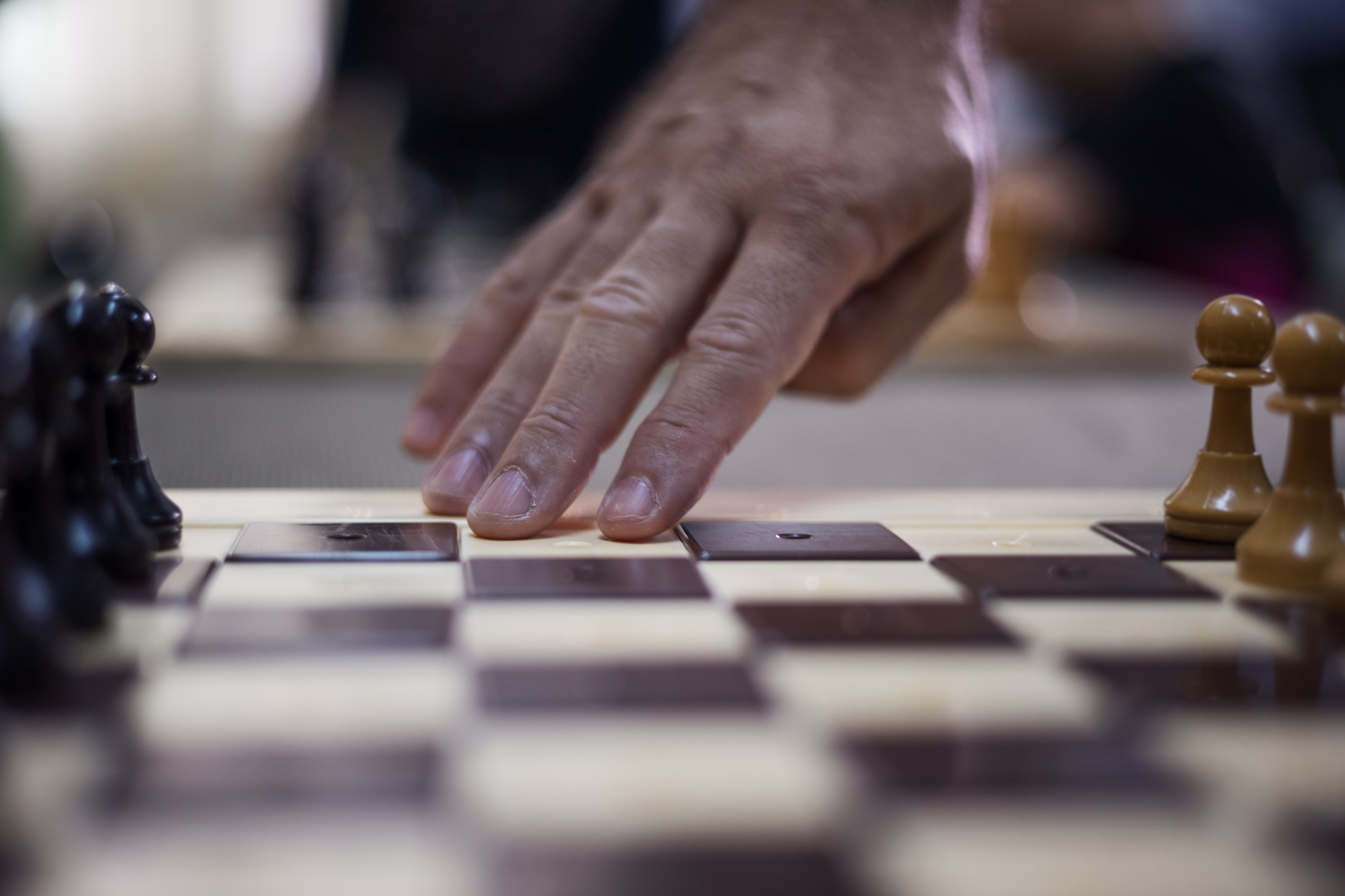 Detalle de los dedos tocando en tablero adaptado.
