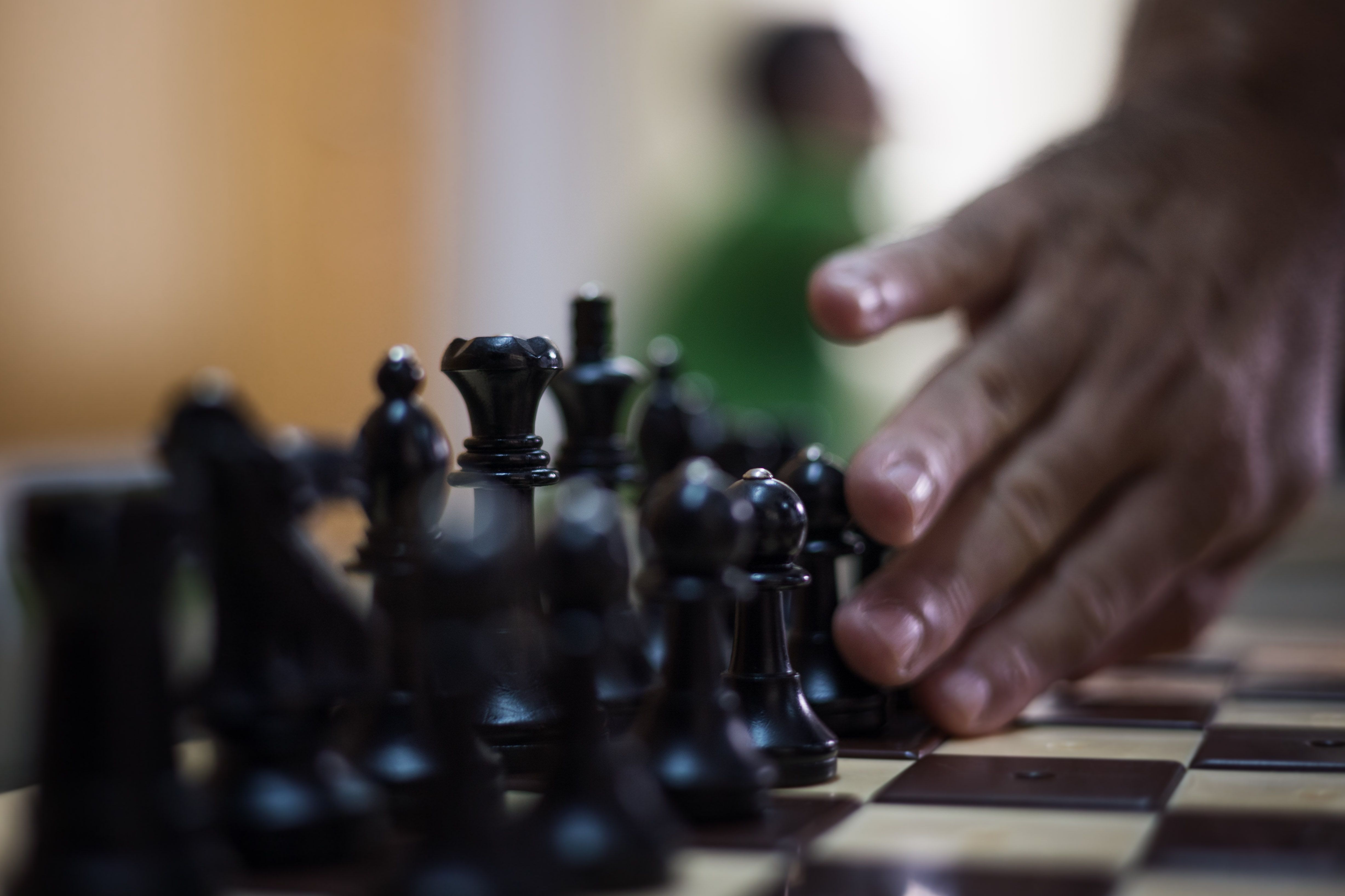 Los ajedrecistas tocan las piezas para conocer su posición.