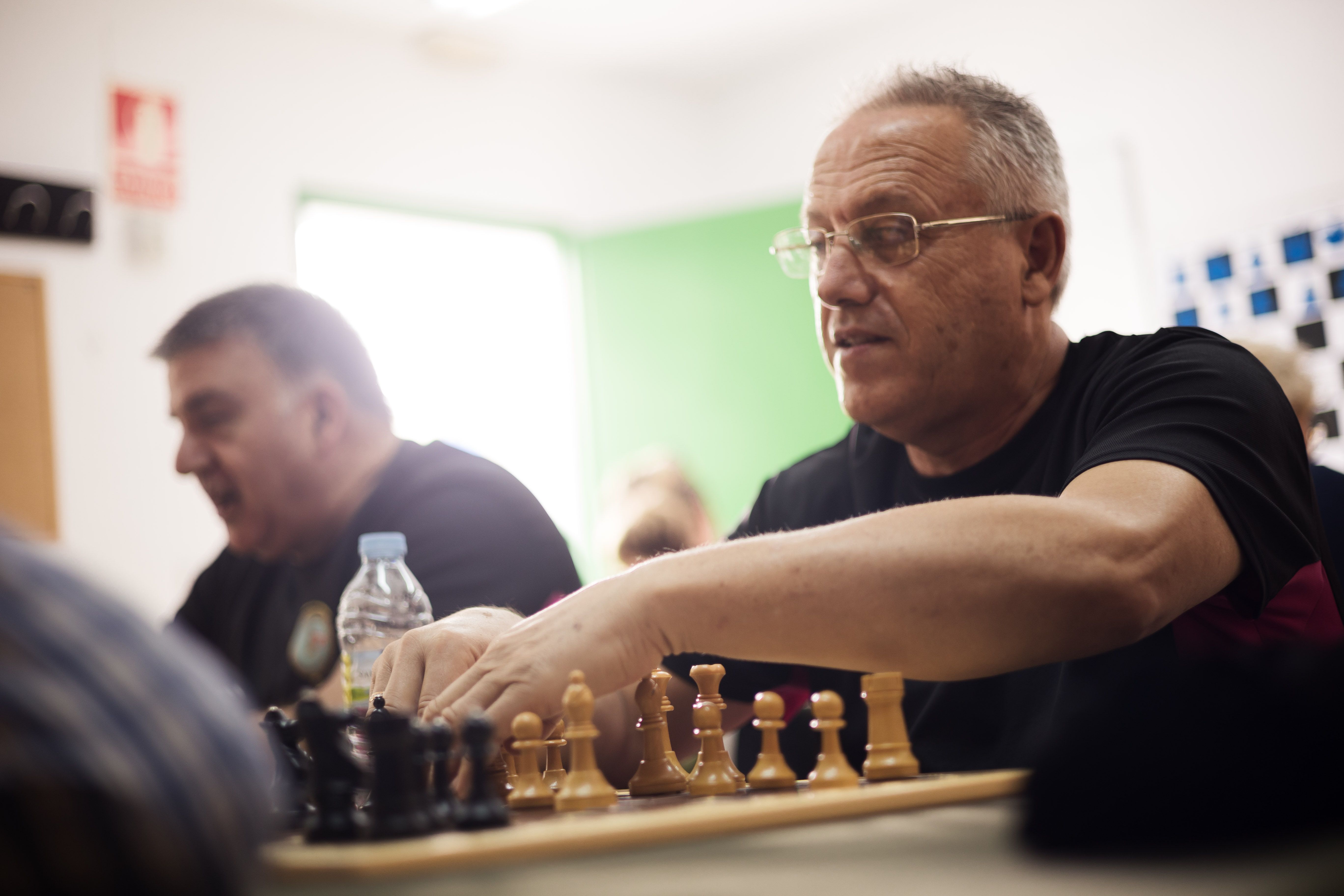 Joaquín palpa las figuras y el tablero adaptado.