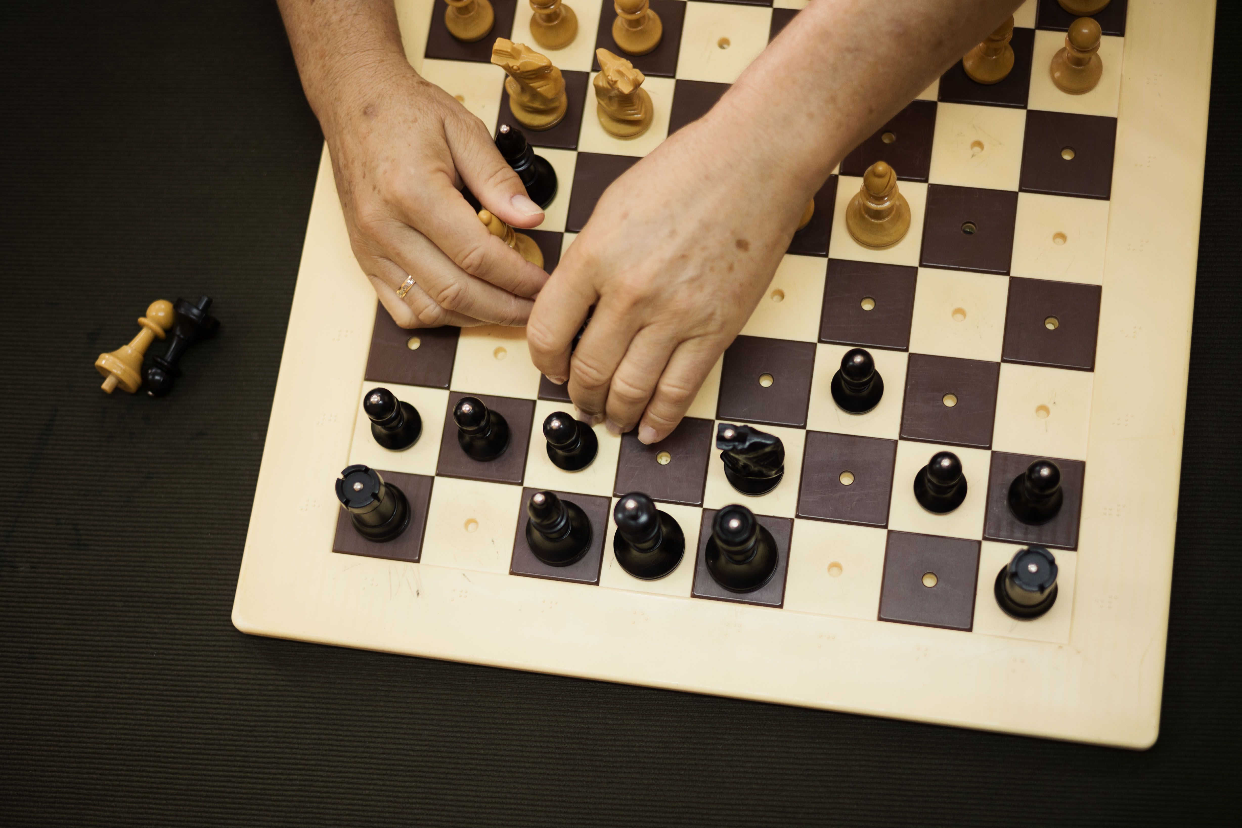 El chiclanero mueve las piezas durante su turno.