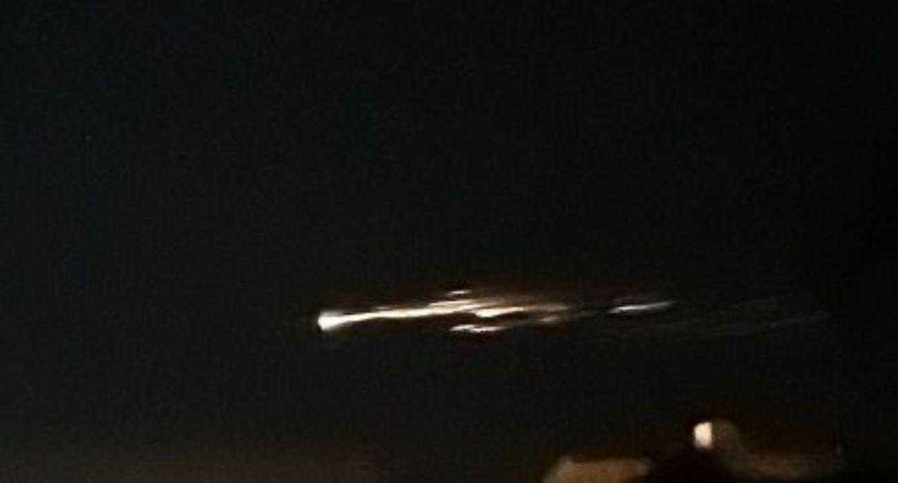 Una imagen del meteorito que ha recorrido el cielo de Andalucía.   @KIKETUITE