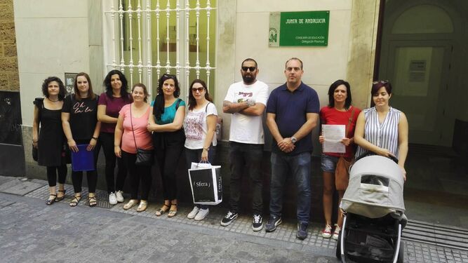 Miembros de la Flampa entregando firmas en Cádiz.