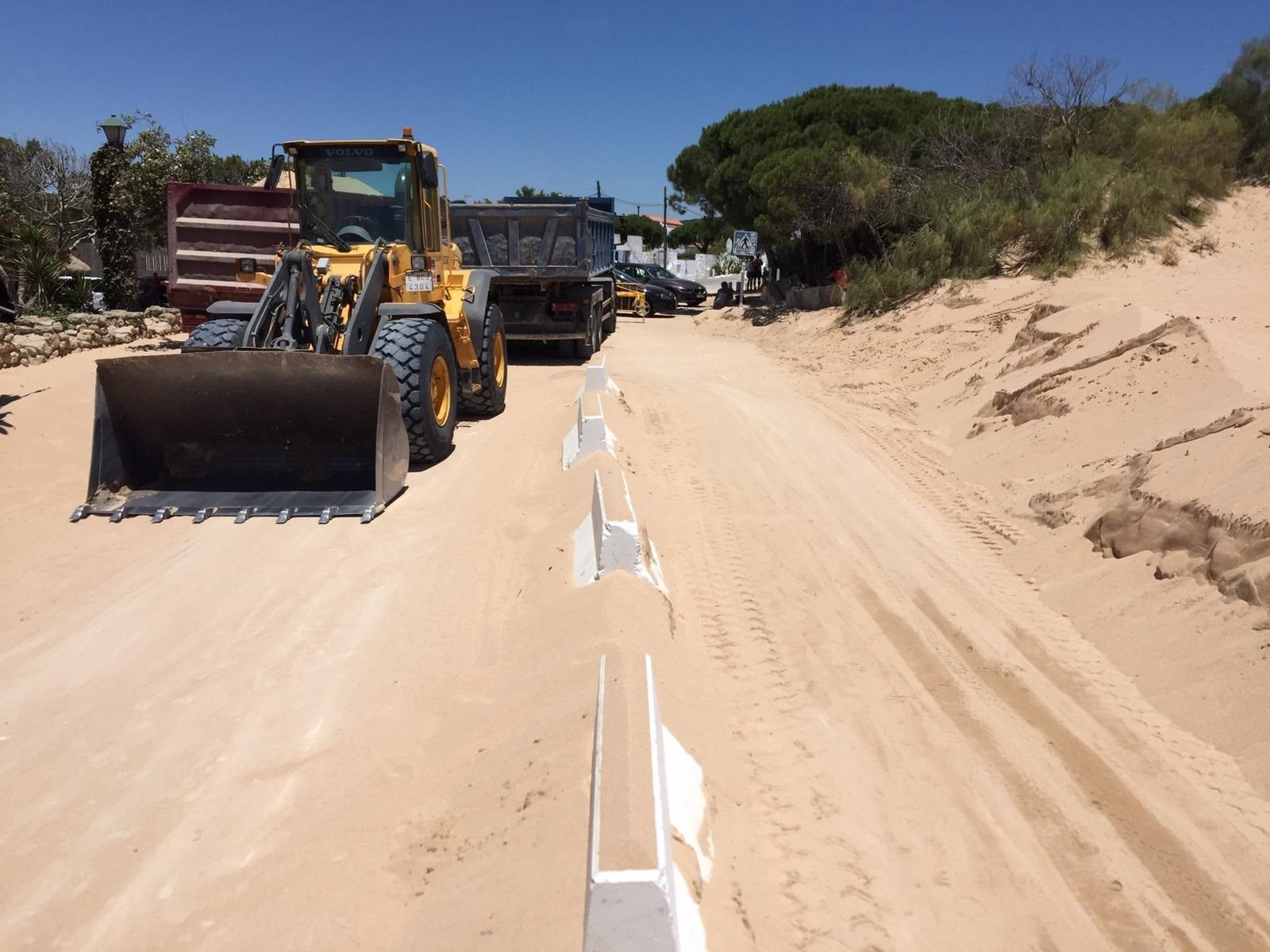 Operarios del Ayuntamiento de Barbate, trabajando en la retirada de la arena.