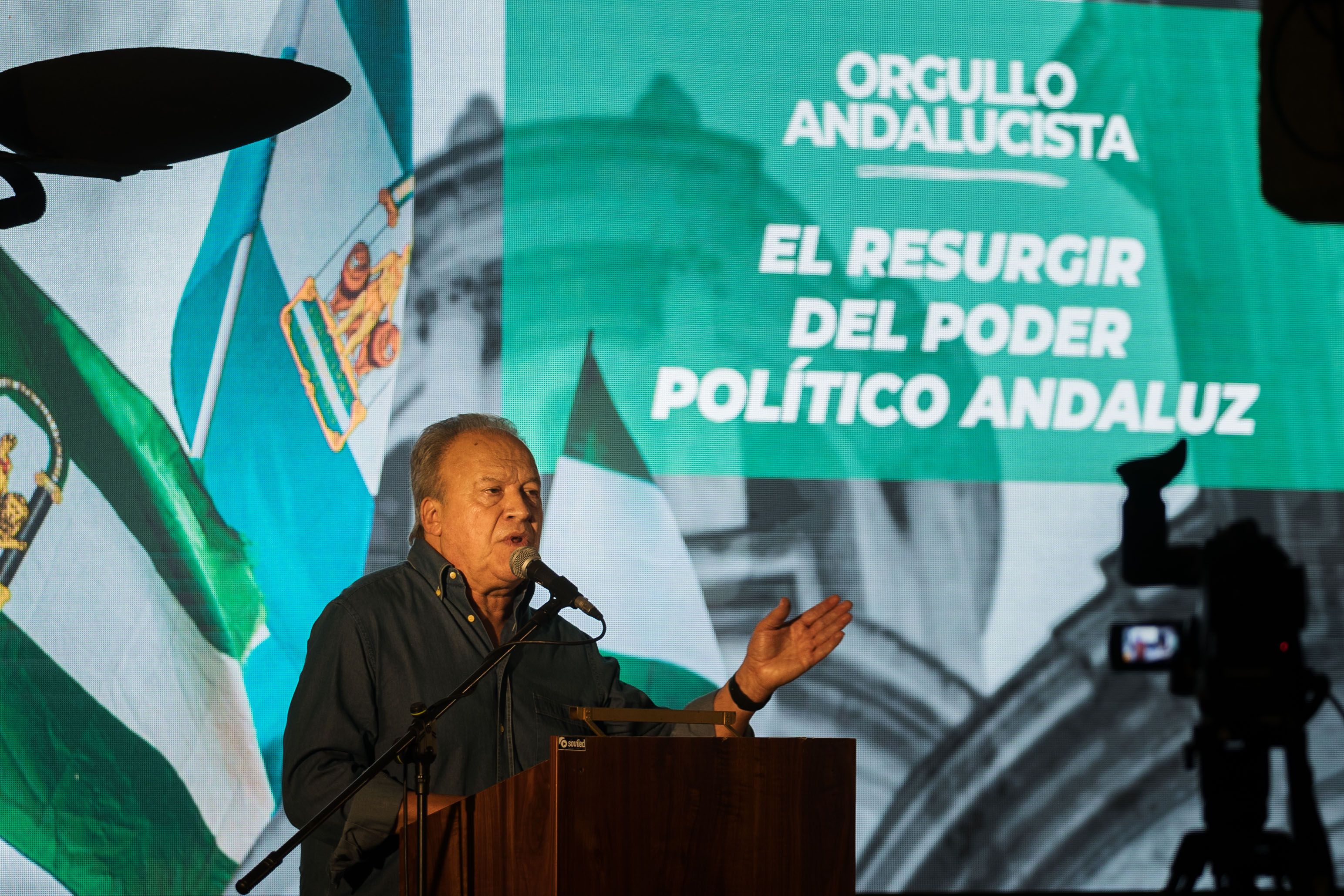 Pedro Pacheco durante su intervención mostrando su orgullo andaluz.