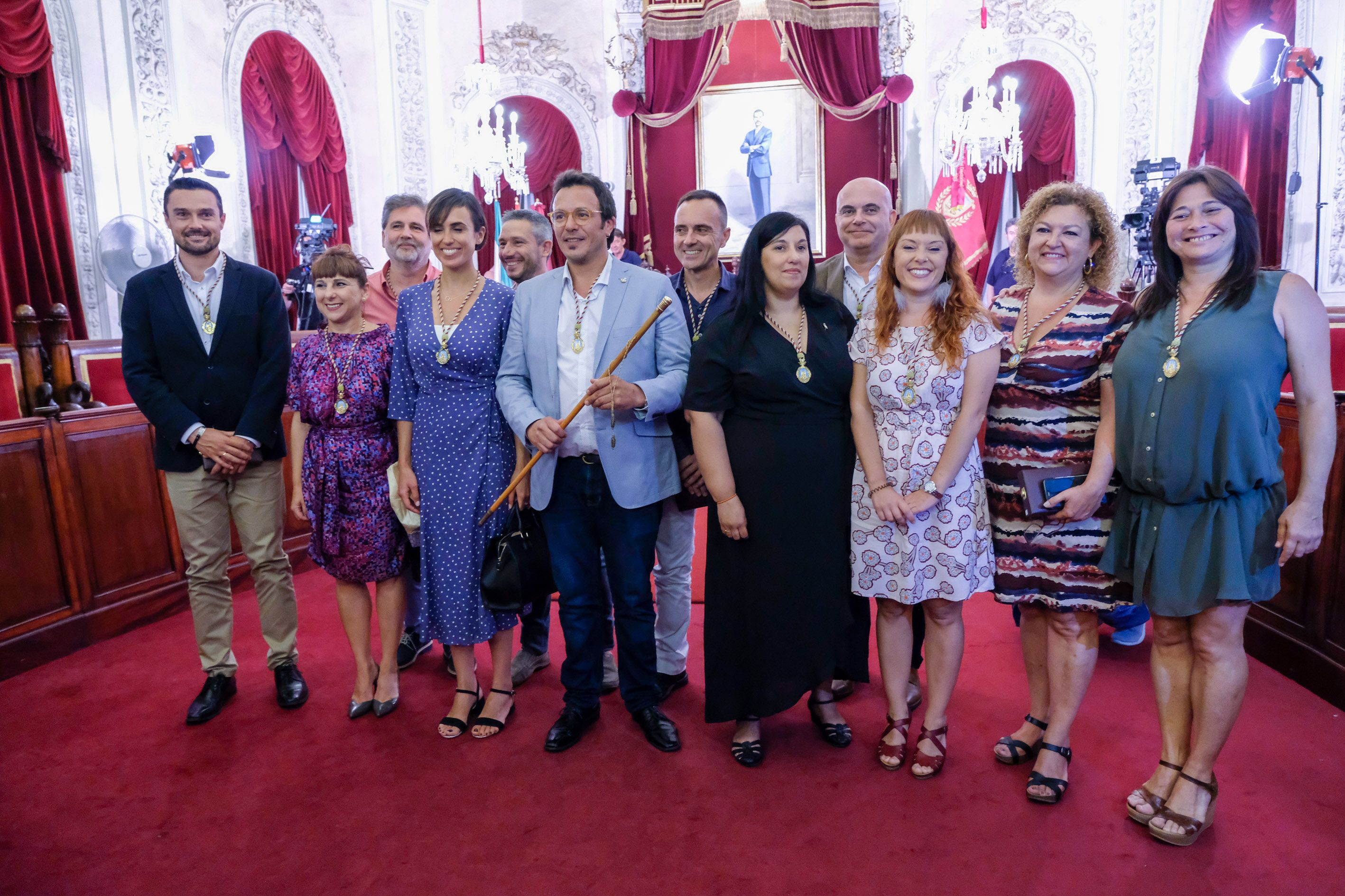 José María González junto  a los miembros de su gobierno, tras tomar posesión el pasado sábado. FOTO: AYTO. DE CÁDIZ