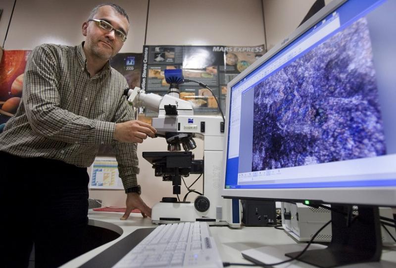 El profesor Trigo mostrando un meteorito marciano al microscopio petrográfico (Foto cortesía Robert Ramos)