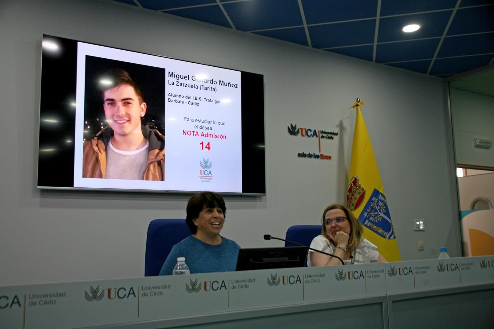 La Vicerrectora de la UCA presentando los resultados de las PAU en la provincia.