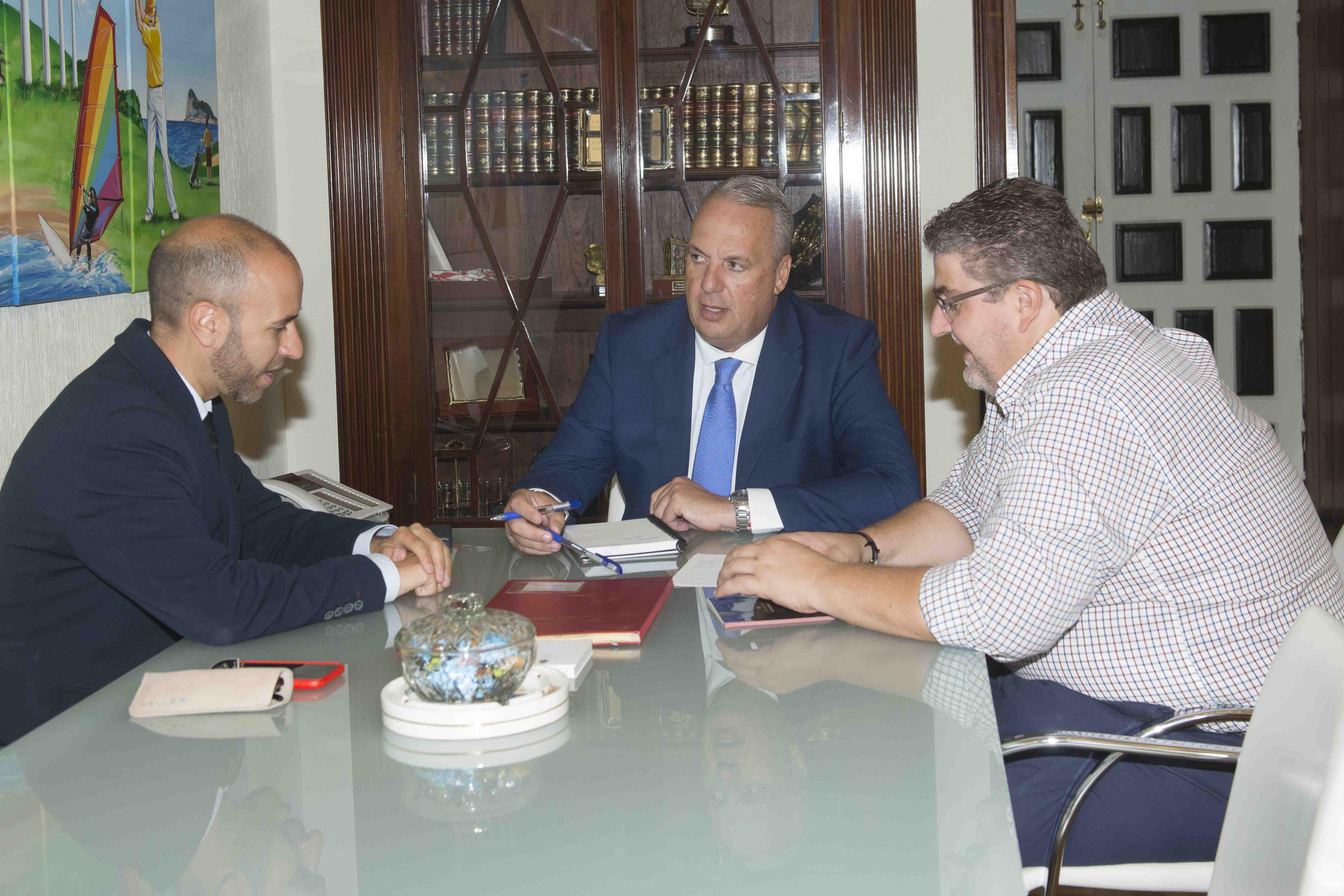 Reunión de Ruiz Boix con alcalde de Grazalema, en días pasados.