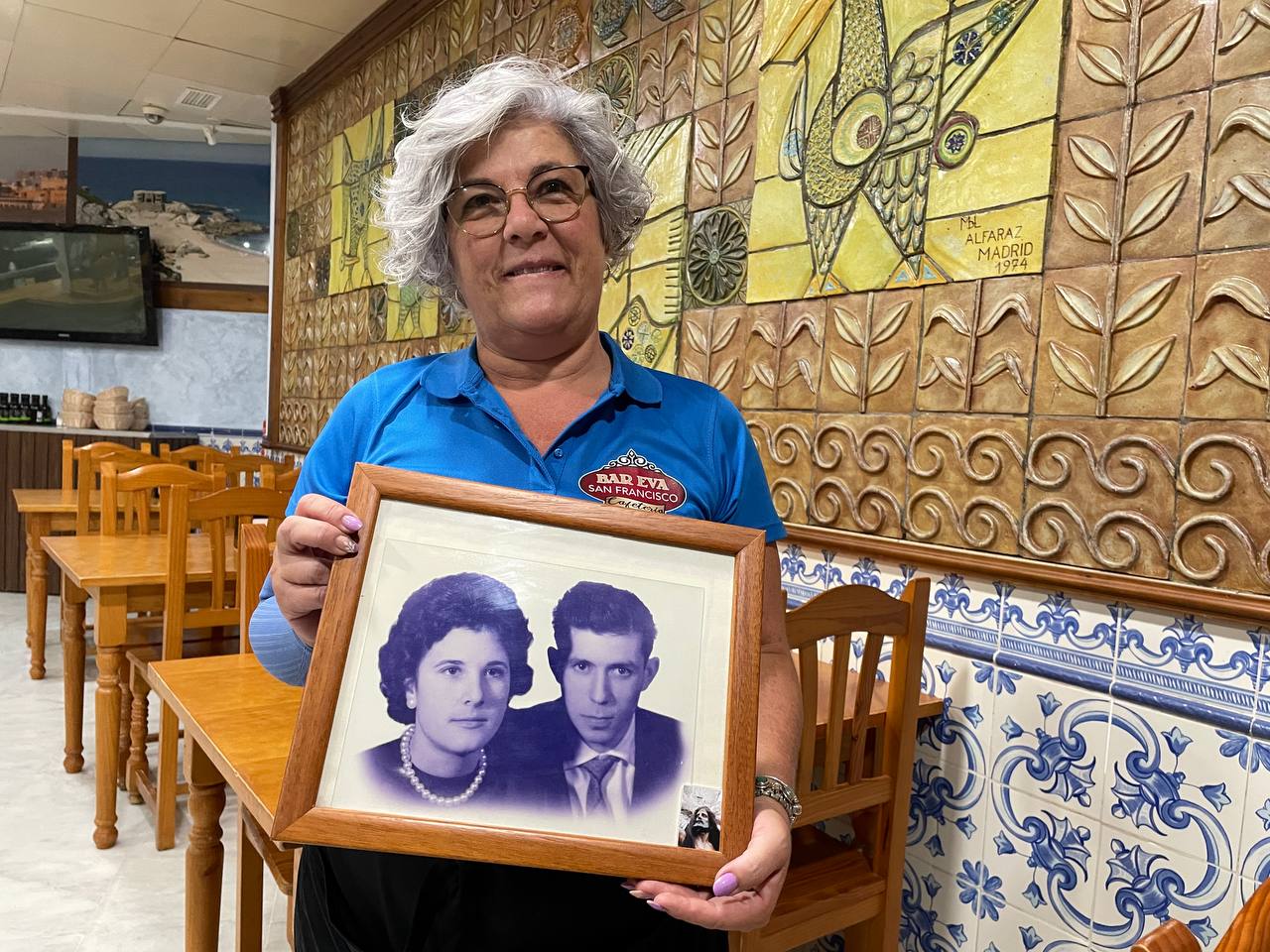 Eva Gerardo, propietaria de la cafetería San Francisco, con una foto de sus padres.