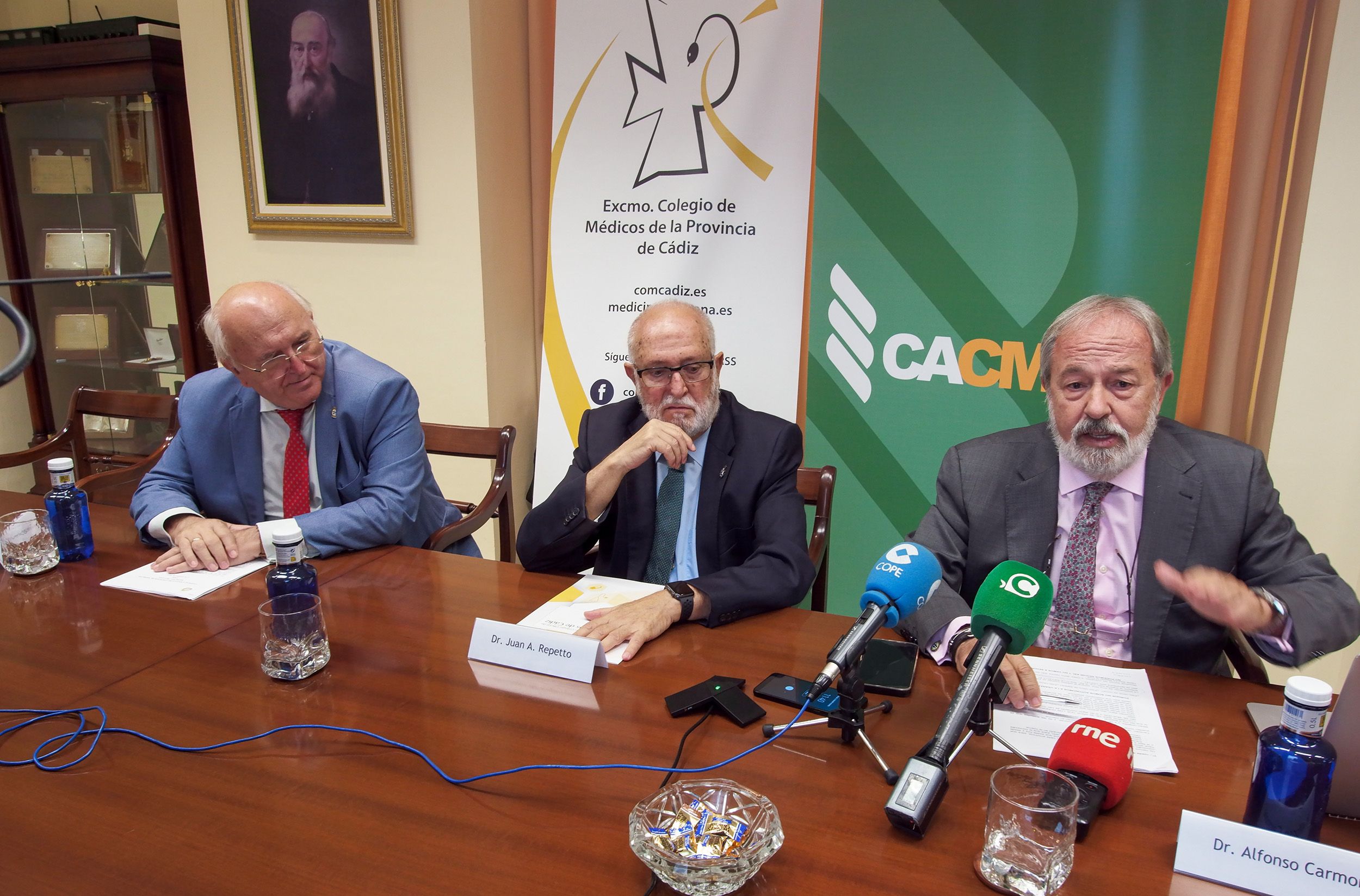 El Consejo Andaluz de Colegios de Médicos informando sobre el estado de la Sanidad privada.