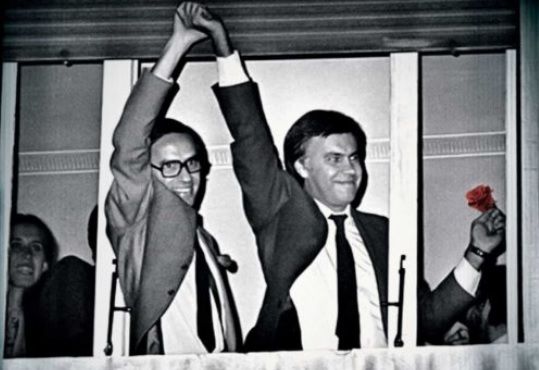 Alfonso Guerra y Felipe González en 1982, en la imagen de portada del libro de Jáuregui.