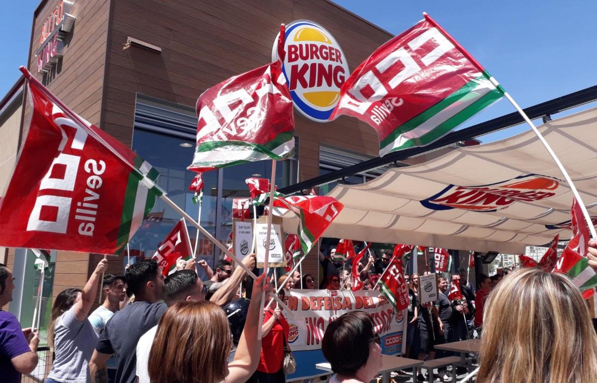 Una protesta de los trabajadores de Burger King en Sevilla.