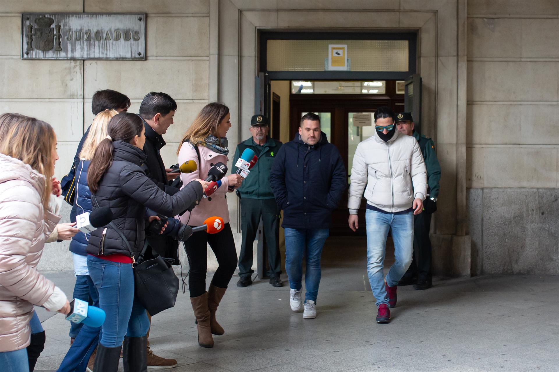 Miembros de La Manada, saliendo de un juicio pasado en Sevilla. FOTO: EUROPA PRESS.
