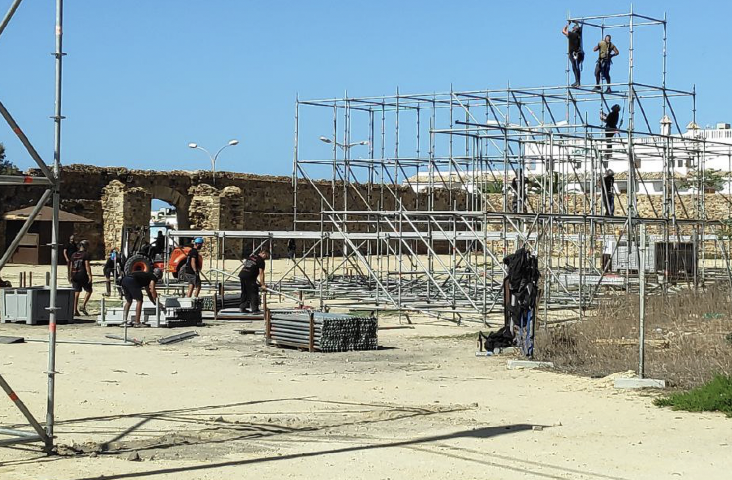 Desmontaje del escenario del Castillo de las Almadrabas, en Zahara de los Atunes, donde estaba previsto celebrar el Zahara Indie este pasado fin de semana, en una imagen subida al Telegram de afectados por la cancelación.