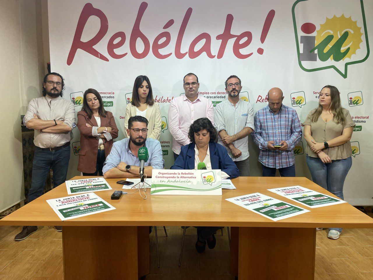 Jorge Rodríguez y Carmen Álvarez, con alcaldes y concejales de IU Cádiz.