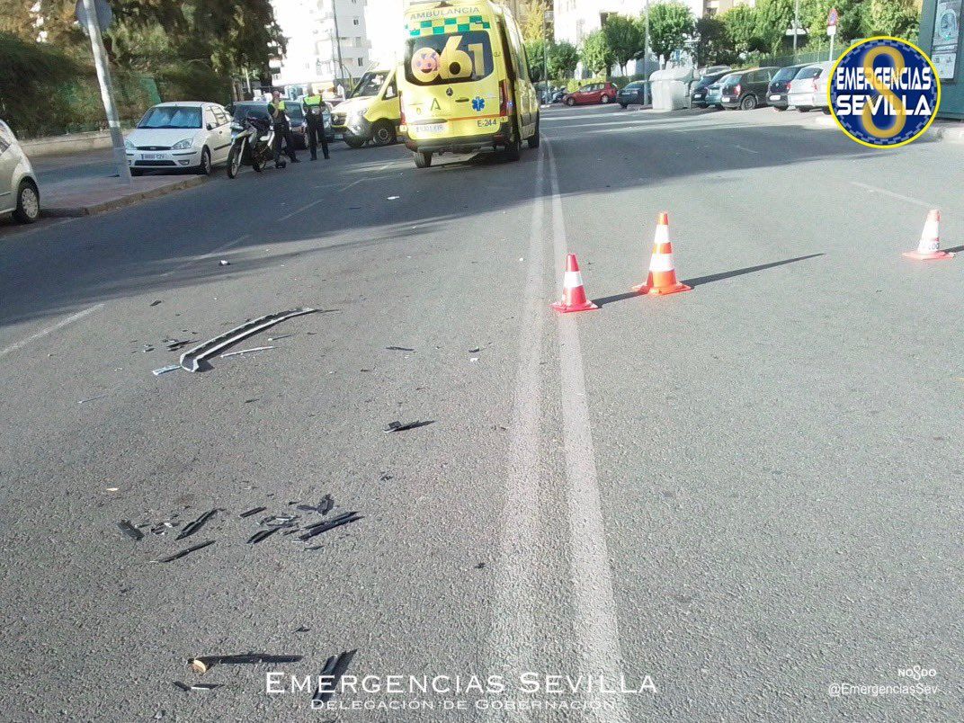 Los restos de la colisión entre una moto y un turismo en Sevilla.