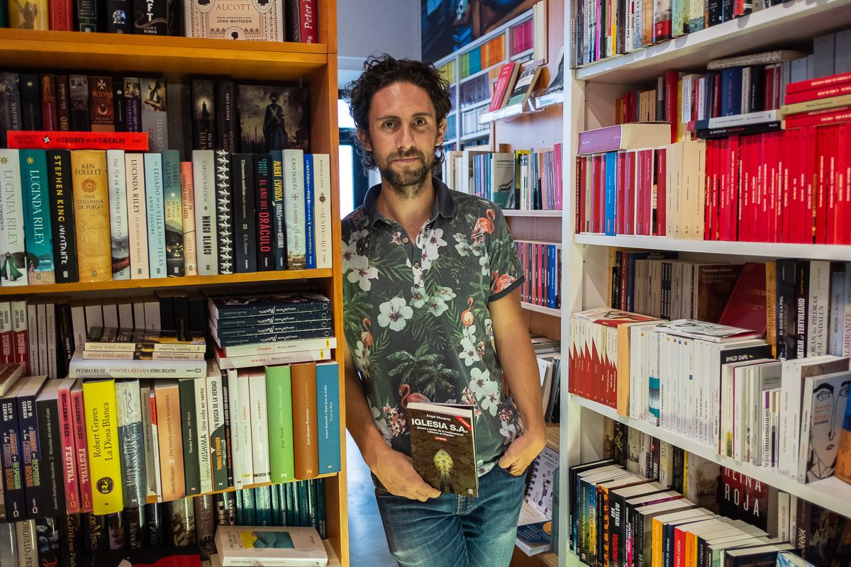 Ángel Munárriz posa para lavozdelsur.es en la librería El Laberinto. FOTO: MANU GARCÍA.