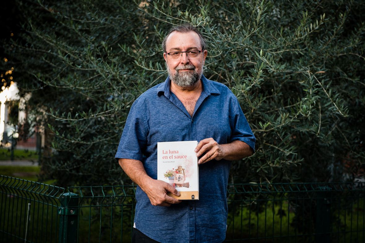 El autor sevillano Ricardo Reina ha presentado su tercer libro, 'La luna en el sauce'.