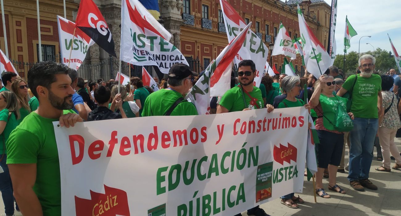 Una movilización de docentes a las puertas de la presidencia de la Junta de Andalucía.