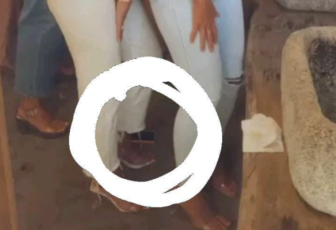 Pantallazo del vídeo en el que se observa el móvil tirado en el suelo del 'beach club' Margarita en El Puerto.