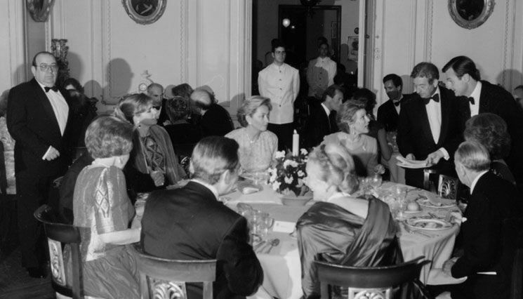 Una foto para la historia; el catering sirviendo una cena con motivo de la boda de la infanta Elena; en la imagen, Alfonso y Antonio atentos al servicio. 
