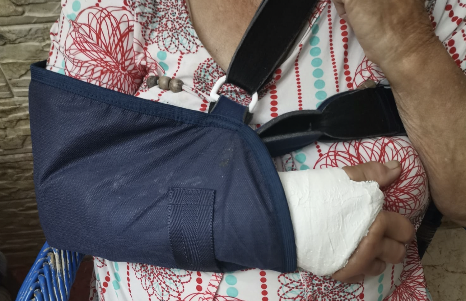 Una anciana se rompe un brazo tras caerse en una calle en malas condiciones en Conil.