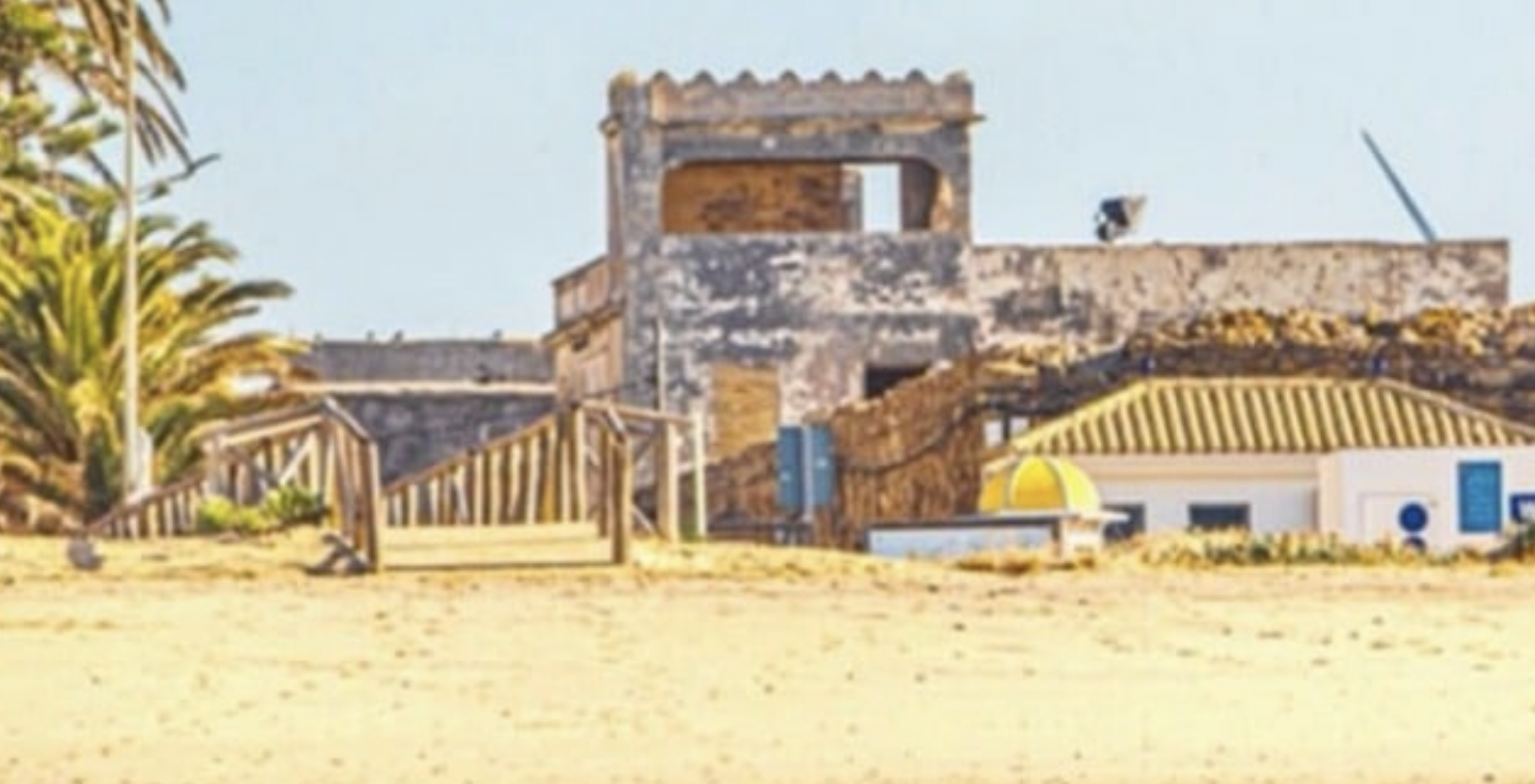 Detalle de la cartelería del Zahara Indie, con el Castillo de las Almadrabas de Zahara de los Atunes, donde iba a celebrarse el festival.