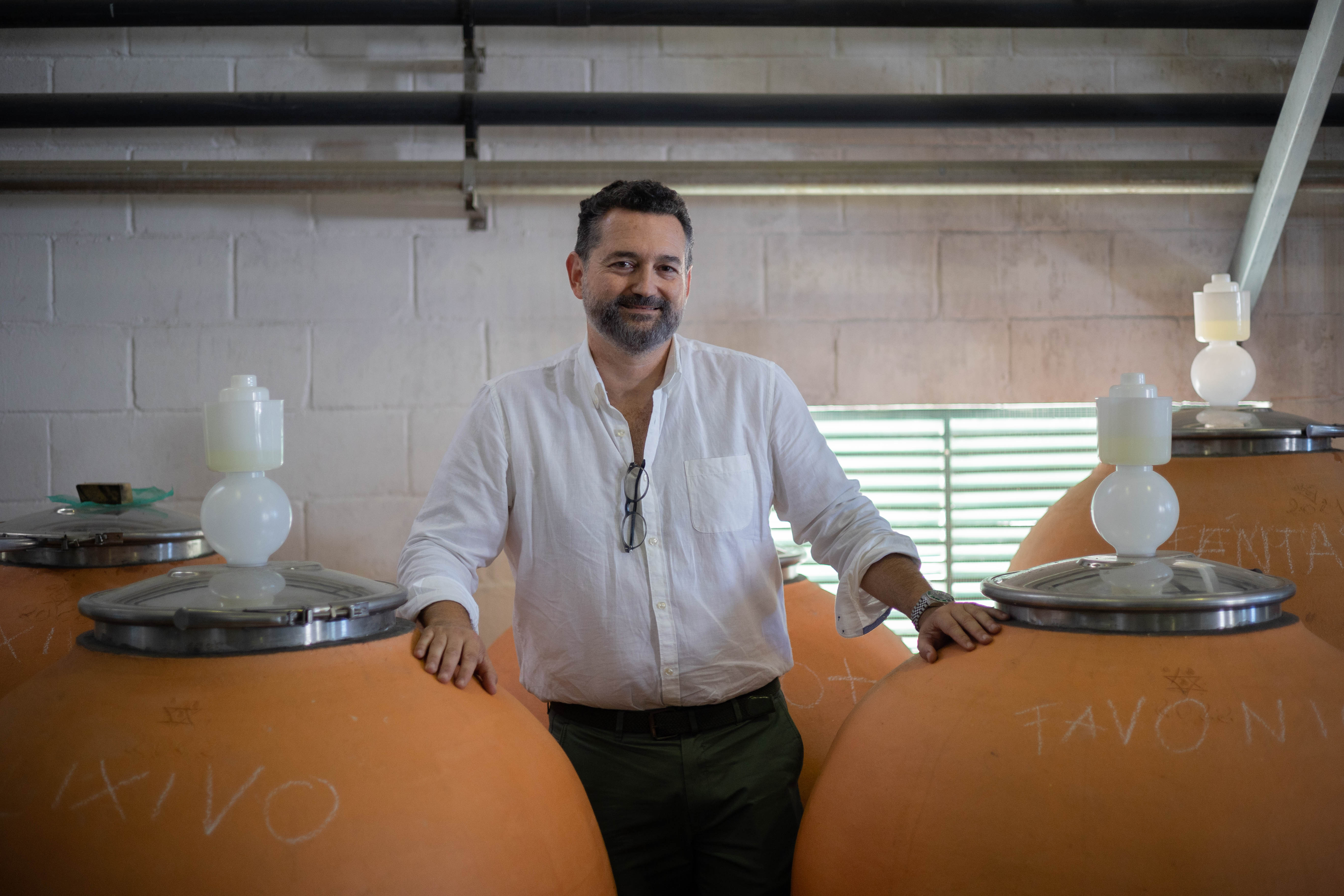 Manuel entre las dolias ubicadas en la bodega de la Cooperativa Albarizas en Trebujena.