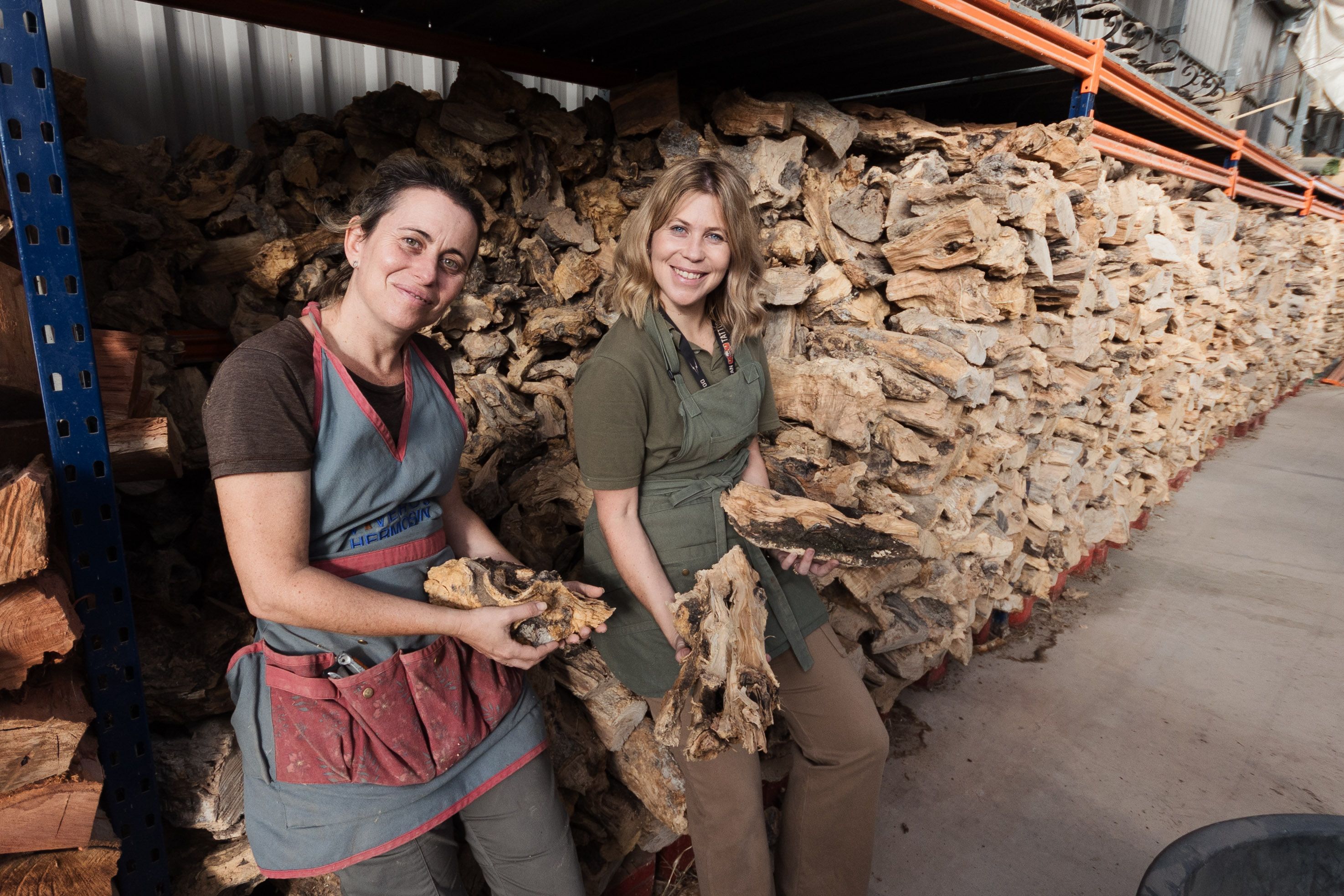 María José e Isabel, dueñas de Viveros Hermosín, con leña en las manos.