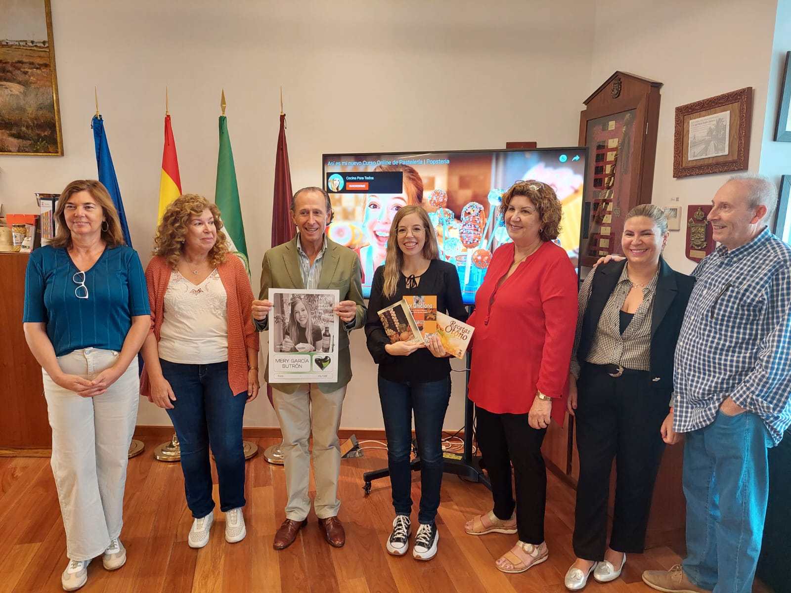 El alcalde de Chiclana, José María Román, recibe a Mery García Butrón, una de las mejores 'influencers' gastro de España.