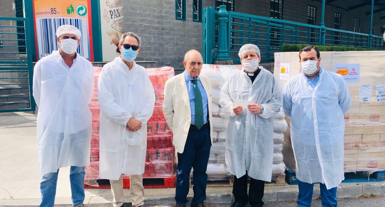 Antonio Reyes Carmona, fundador de Frutos Secos Reyes, en el centro de la imagen.