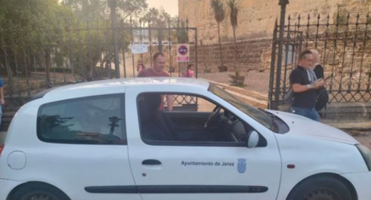 El vehículo municipal aparcado en la entrada del CEIP Miguel de Cervantes de Jerez.