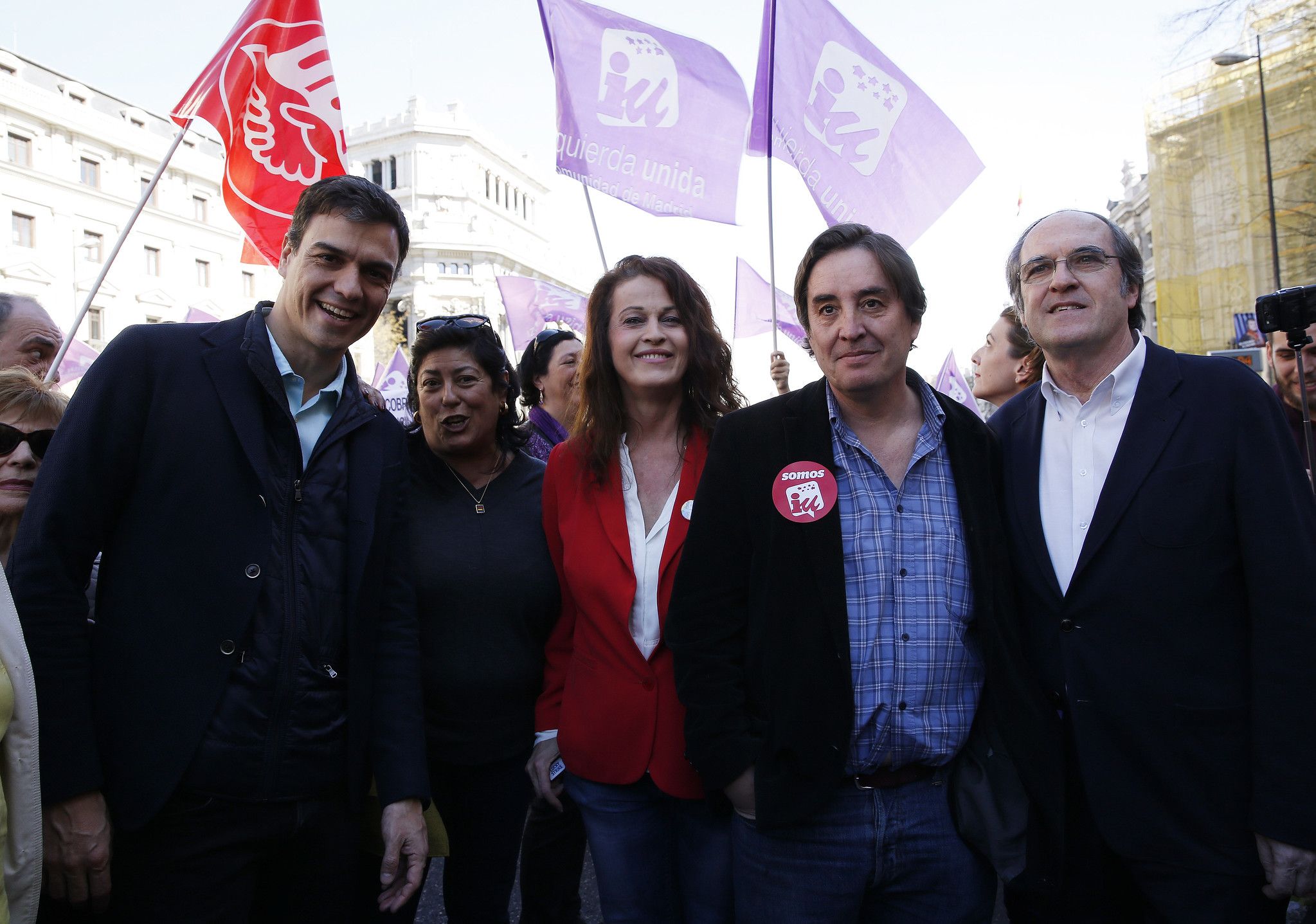 Un joven Pedro Sánchez, en una manifestación junto a Carla Antonelli, en una imagen del PSOE.