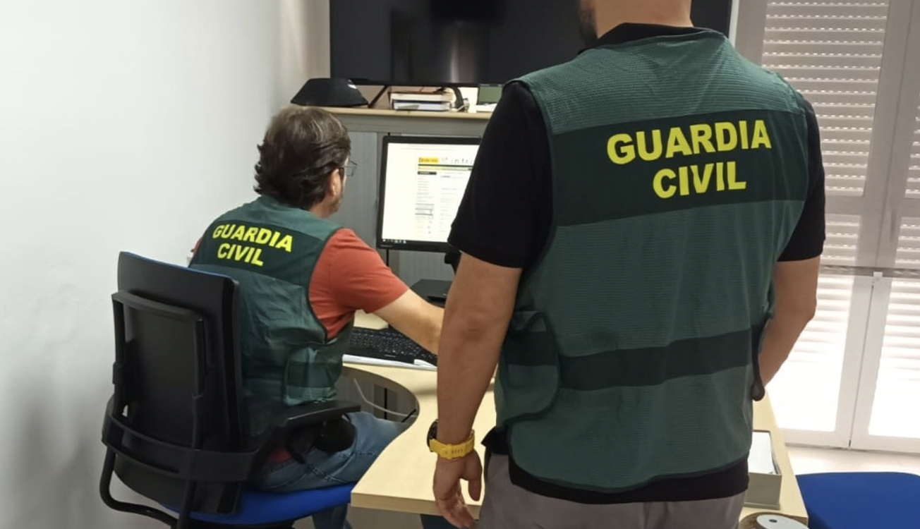 Agentes de la Guardia Civil. Detenida en Los Palacios por robar al matrimonio de ancianos que cuidaba.