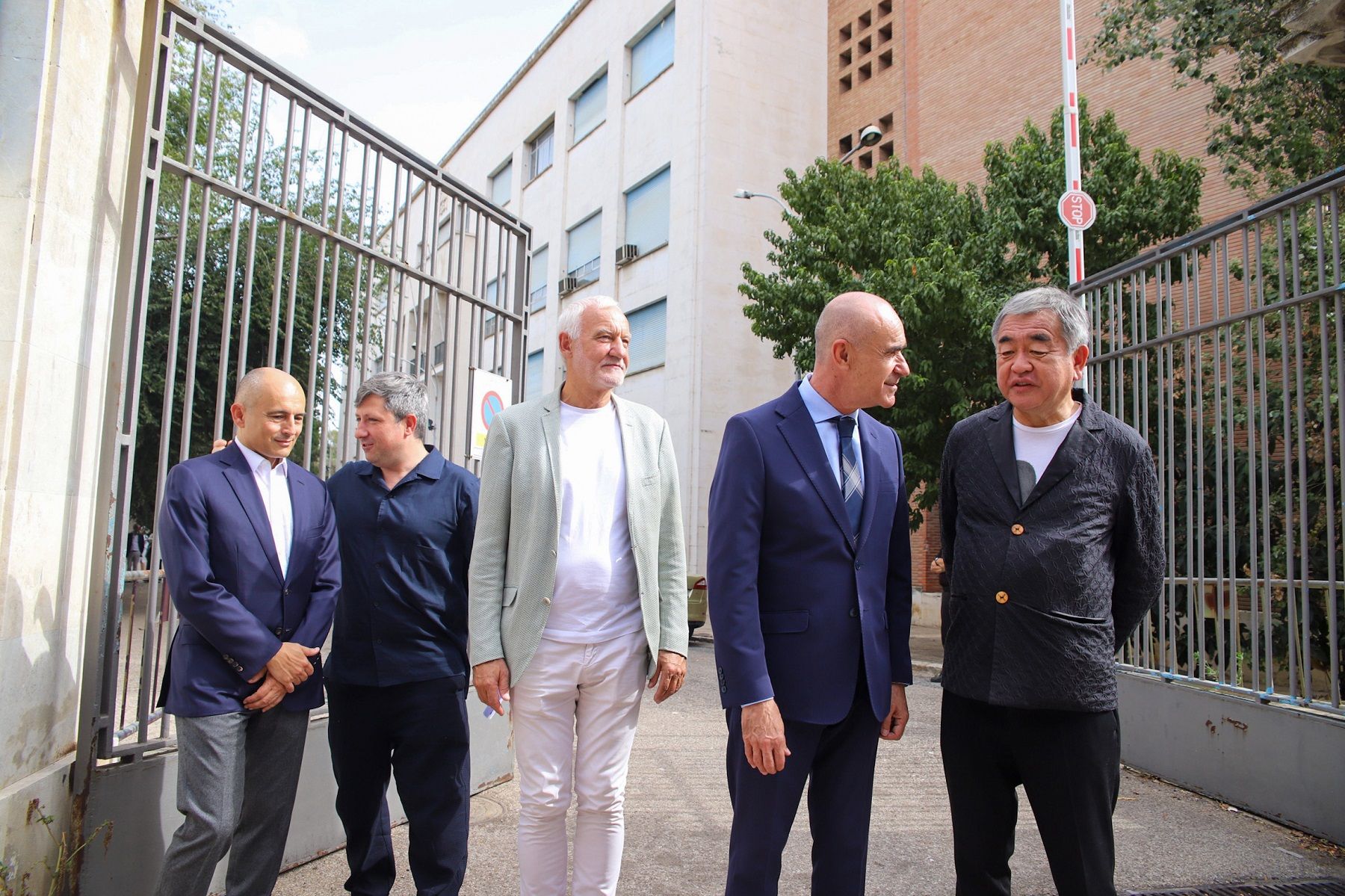 El arquitecto japonés Kengo Kuma, encargado por parte del grupo KKH Property Investors, visita el espacio junto al alcalde de Sevilla.